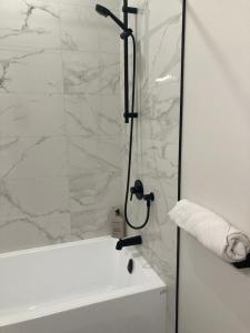 een badkamer met een douche en een glazen deur bij Modern and cozy 4-Plex with a view! (1Bed, 1 Private Bathroom) in Kelowna