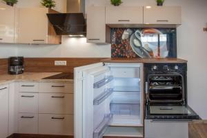 cocina vacía con nevera abierta y fogones en Innsbruck City Apartment + 1 free parking spot en Innsbruck