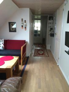 una sala de estar con un sofá y una mesa en Svalegaarden Guesthouse, en Særslev