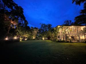 un gran patio frente a un edificio por la noche en G-HOTEL LUXURY VILLA RESORT AND HOT SPRING, en Calambá