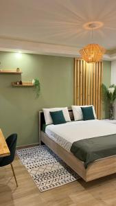 Un dormitorio con una cama grande y una lámpara de araña. en DUPLEX 101 en Dzaoudzi