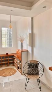 藻德濟的住宿－DUPLEX 101，一间带椅子和书桌的用餐室