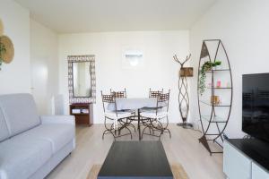 Posezení v ubytování Élégant apt avec vue Tour Eiffel & parking privé