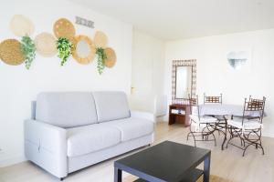 Posezení v ubytování Élégant apt avec vue Tour Eiffel & parking privé