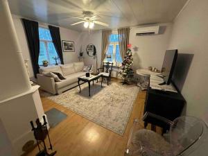 uma sala de estar com um sofá e uma árvore de Natal em Koko talo & piha ulkopore-altaalla em Hanko