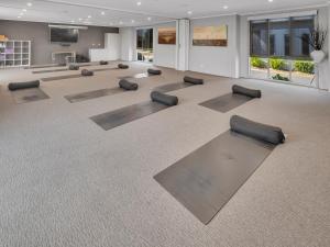 una sala yoga con molte attrezzature per pilates di BIG4 Ingenia Holidays Queenscliff Beacon a Queenscliff