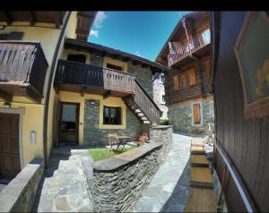 un patio de un edificio con una mesa y escaleras en Casa Le Petit Bijou, en Champoluc