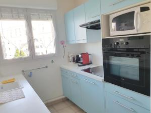 Kuchyň nebo kuchyňský kout v ubytování Élégant apt avec vue Tour Eiffel & parking privé