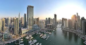 Uma vista geral de Dubai ou a vista da cidade a partir do apartamento