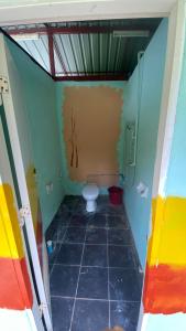 une petite salle de bain avec toilettes dans une chambre dans l'établissement Homtel Farmstay Campgrounds, à Pak Chong