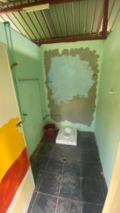 małą łazienkę z toaletą w pokoju w obiekcie Homtel Farmstay Campgrounds w mieście Pak Chong