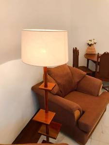 une lampe assise au-dessus d'un canapé brun dans l'établissement No 10 @ Carlwil place, à Colombo