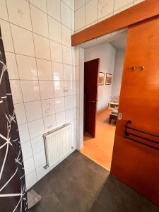 Zimmer mit Tür und Flur in der Unterkunft Ferienwohnung Lahnbachallee, Schwaz in Schwaz
