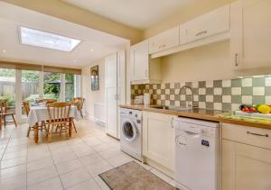 a kitchen with a washer and dryer at 3 St Mary's Villas in Hay-on-Wye