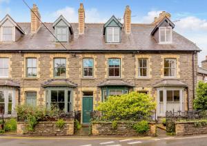 una vieja casa de ladrillo con una puerta verde en 3 St Mary's Villas en Hay-on-Wye