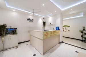 um escritório com um balcão de recepção num quarto em Seethala Bed & Breakfast em Pondicherry