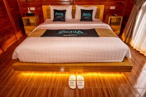 Een bed of bedden in een kamer bij Shava Beach Resort