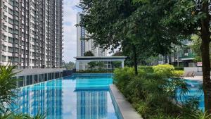 バンギにあるSouthville Stay @ Savanna Executive Suiteの高層ビルが立ち並ぶ都市のプール