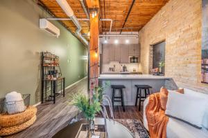 Gallery image of FREE PARKING 5 Star Quiet 2 BR Loft - Central - FULLY Stocked in Winnipeg
