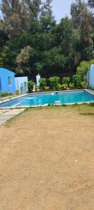清奈的住宿－Le Grace Kovalam，一座绿树成荫的蓝色游泳池