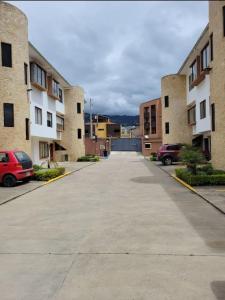 an empty parking lot in an apartment complex at Departamento Grande con Jacuzzi in Cuenca