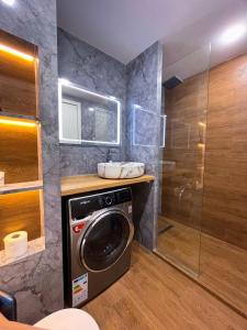 古道里的住宿－New Gudauri F4，带淋浴的浴室内的洗衣机