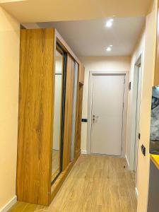 um quarto vazio com uma porta e um corredor em New Gudauri F4 em Gudauri