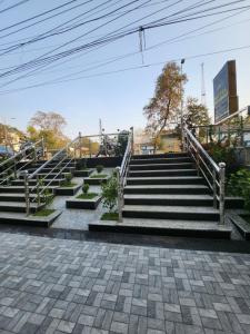 um conjunto de escadas num parque em Hotel Priyanka International em Āsansol