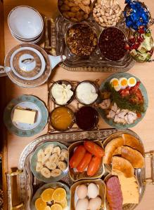 Lovely home في جرجانية: طاولة مليئة بأنواع مختلفة من الطعام على الأطباق