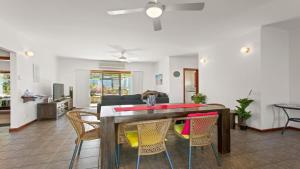 a kitchen and living room with a table and chairs at Casa De Praia Coffin Bay in Coffin Bay