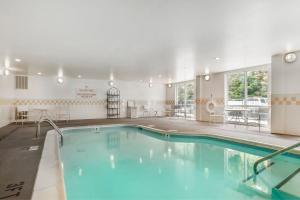 una gran piscina en una habitación de hotel en Fairfield Inn & Suites - Boone en Boone