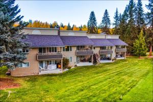 una grande casa con un grande prato davanti di Kahler Mountain Club a Leavenworth Altre 117 foto