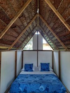 เตียงในห้องที่ Moanarani Camping
