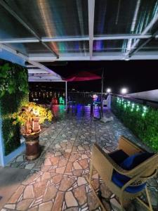 un patio con tavolo e sedie di notte di Mountain and Sunsetview Baguio Residences a Baguio