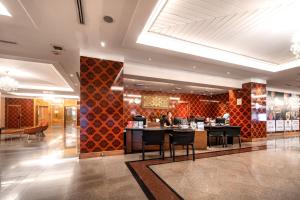 un vestíbulo de un hotel con mesas y sillas en Rembrandt Sukhumvit - SHA Extra Plus en Bangkok