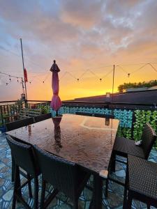 Mountain and Sunsetview Baguio Residences في باغيو: طاولة عليها مظلة تجلس فوقها