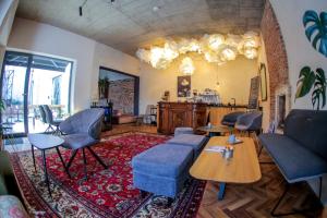 Camino Home 2 في كلوي نابوكا: غرفة معيشة مع أريكة وكراسي وطاولة
