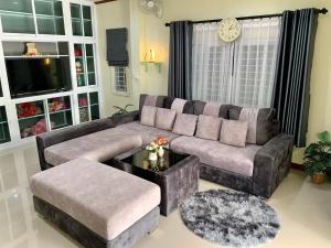 - un salon avec un canapé et une table dans l'établissement BAAN OZONE, à Hat Yai