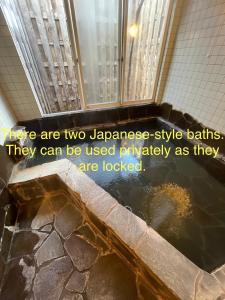 2 banheiras de estilo japonês numa casa de banho em Morinouta em Nikko