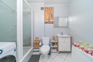 W łazience znajduje się toaleta, umywalka i prysznic. w obiekcie Apartament Fossa w Warszawie