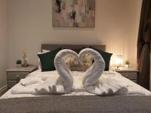 Un pat sau paturi într-o cameră la Tranquil Boho Bliss
