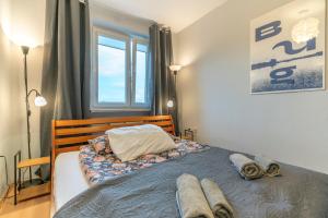 sypialnia z łóżkiem z ręcznikami w obiekcie Apartament Fossa w Warszawie