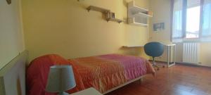 a bedroom with a bed and a desk and a chair at Appartamento due camere Castellarano Sassuolo in Castellarano