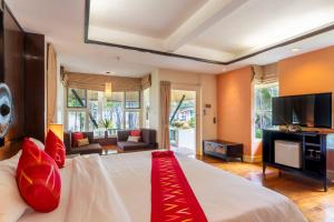 TV a/nebo společenská místnost v ubytování Baan Khaolak Beach Resort
