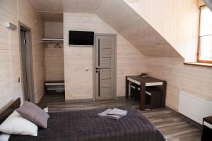 een slaapkamer met een bed en een bureau in een kamer bij Готель Бережани in Brzezhany