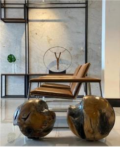 dwa metalowe wazy i krzesło w pokoju w obiekcie 4WOO w mieście Telêmaco Borba