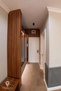 een hal met een kamer met een deur en een hallwayngthngthngthngthngth bij Hotel Castel in Râmnicu Vâlcea