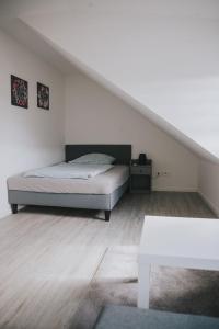 1 dormitorio con cama y escalera en Ferienwohnung Uljana, en Schweich