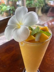 napój z białym kwiatem na górze w obiekcie Thai Smile Bungalows w mieście Ko Lanta