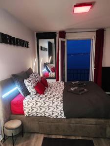 Postel nebo postele na pokoji v ubytování Bellerive Love Suite Magnifique vue lac